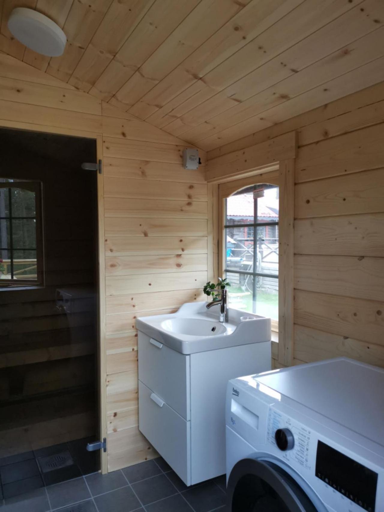 Timber Cottages With Jacuzzi And Sauna Near Lake Vaenern Karlstad Extérieur photo